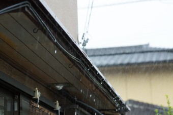 雨を防ぐ霧除け(庇)