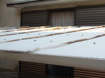 塩ビ波板の飛散・張替え