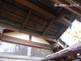 カラートタン一文字葺き