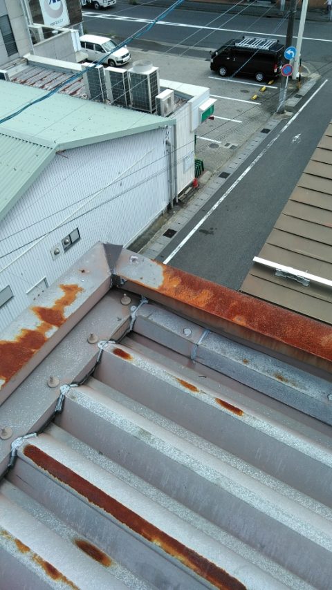 岐阜市で錆が出ている工場に折板屋根を塗装工事で直します 岐阜で屋根リフォーム 雨漏り修理なら街の屋根やさん岐阜店へ 岐阜市で錆が出ている工場に折板屋根を塗装工事で直します 岐阜で屋根リフォーム 雨漏り修理なら街の屋根やさん岐阜店へ
