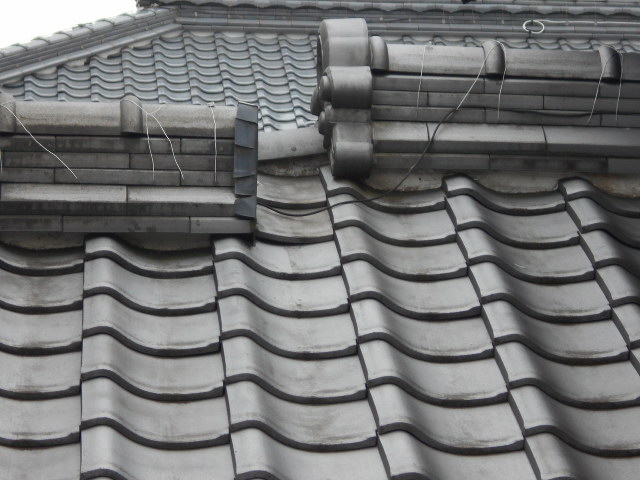 岐阜市にて瓦屋根の現場調査に行くと漆喰が剥がれて白い塊が落ちてしまっていました | 岐阜で屋根リフォーム・雨漏り修理なら街の屋根やさん岐阜店へ