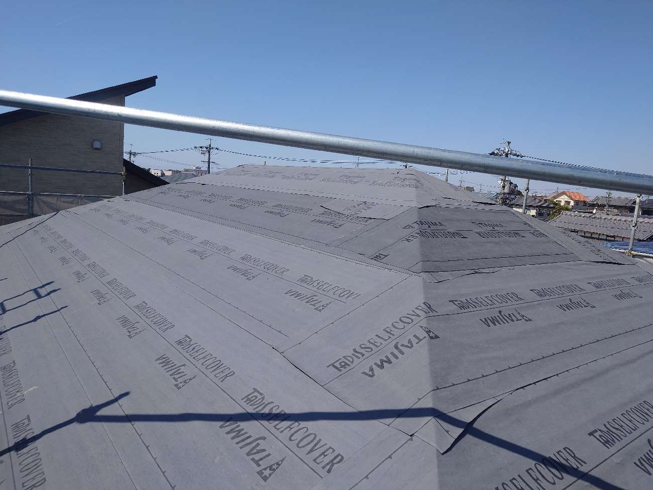 屋根全面へのルーフィング張り