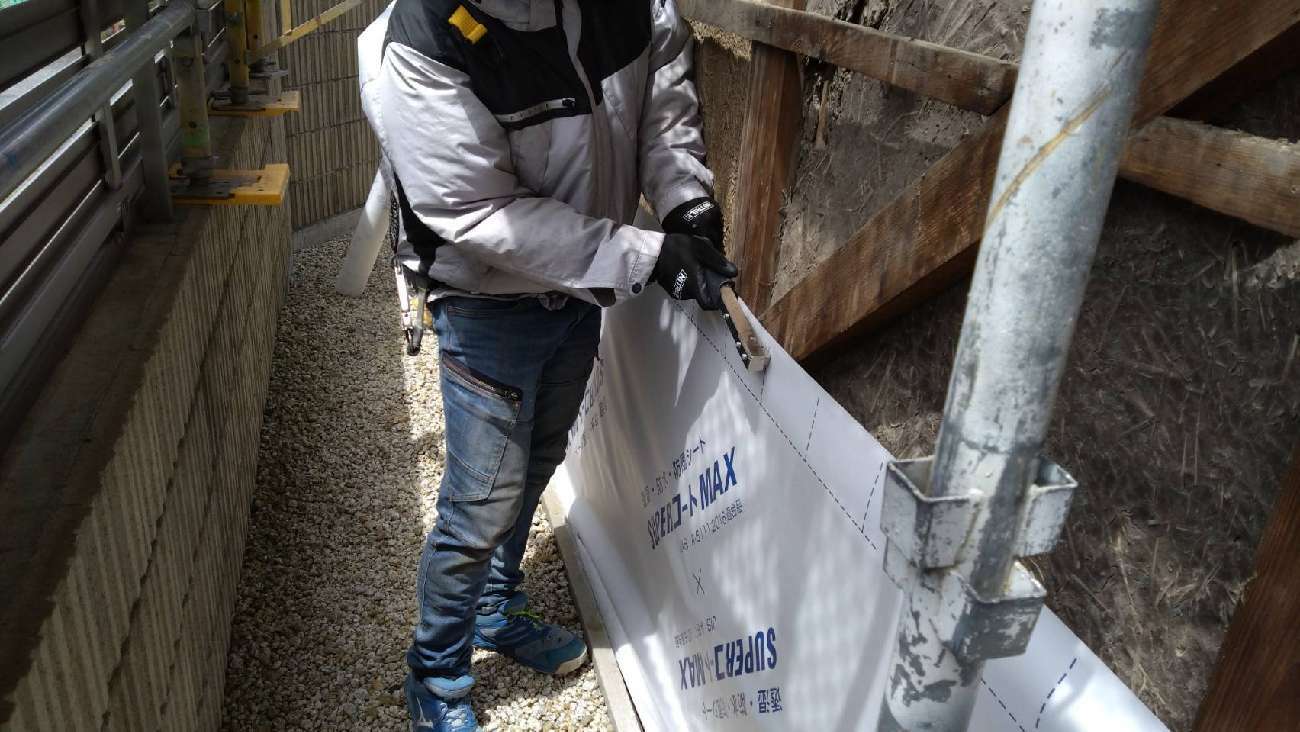 外壁張り替え　透湿防水紙貼り