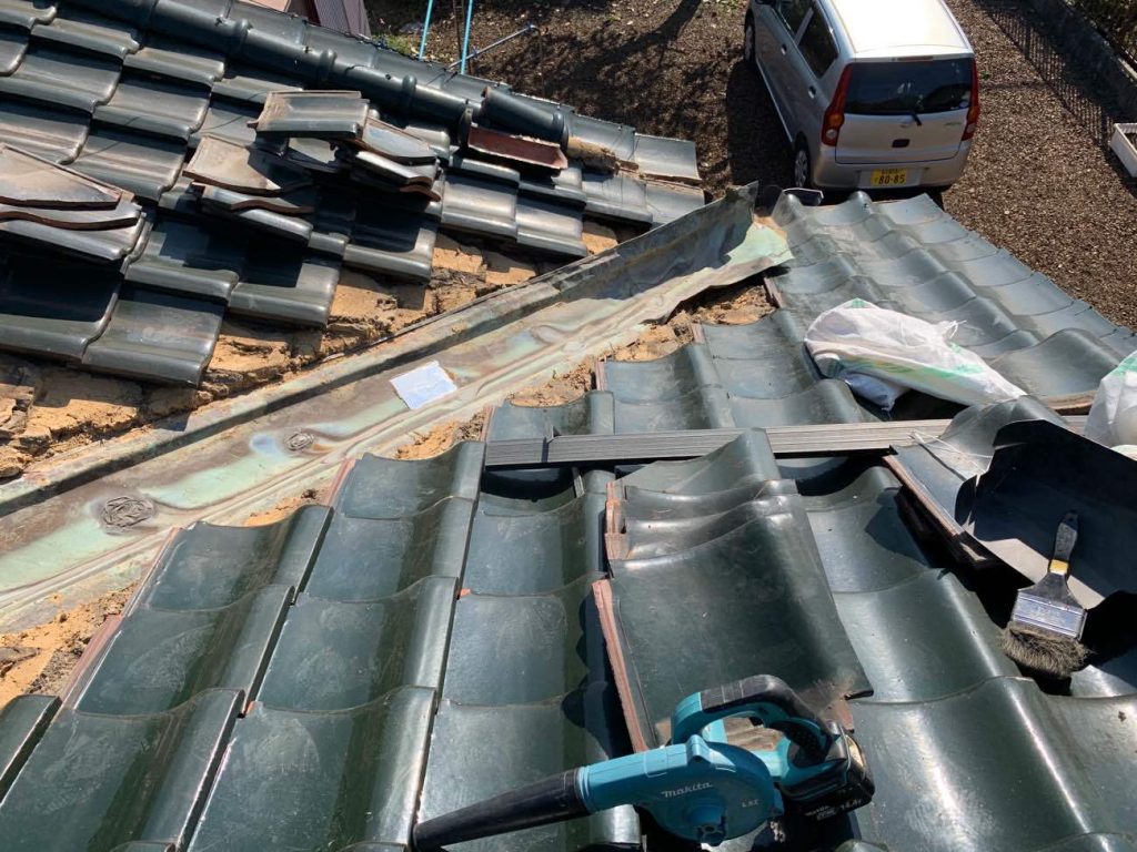谷板金撤去中の屋根