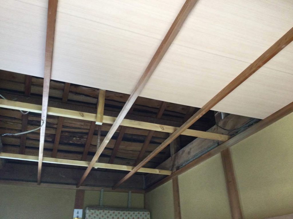 新しい天井板の施工中