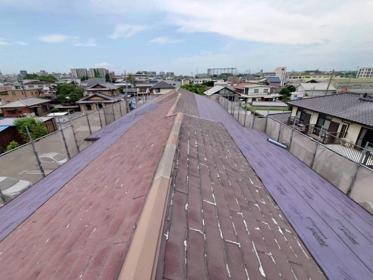 既存屋根の清掃と防水シート（ルーフィング）敷設