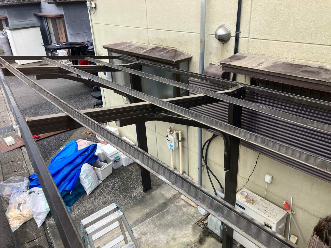 既存波板の撤去と下地フレームの確認