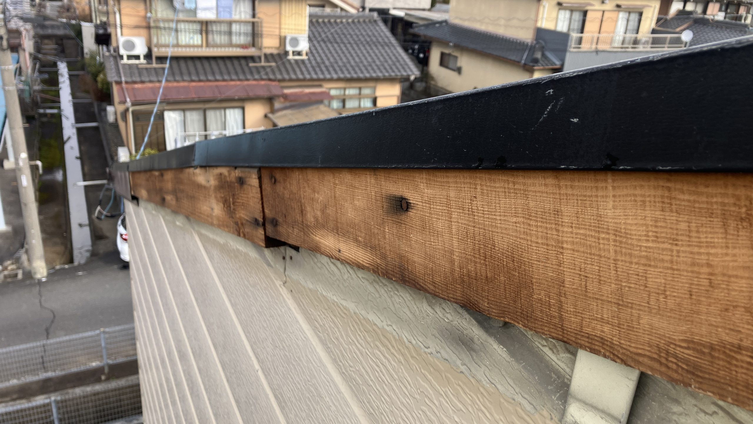 破風板の木部が露出している箇所を確認