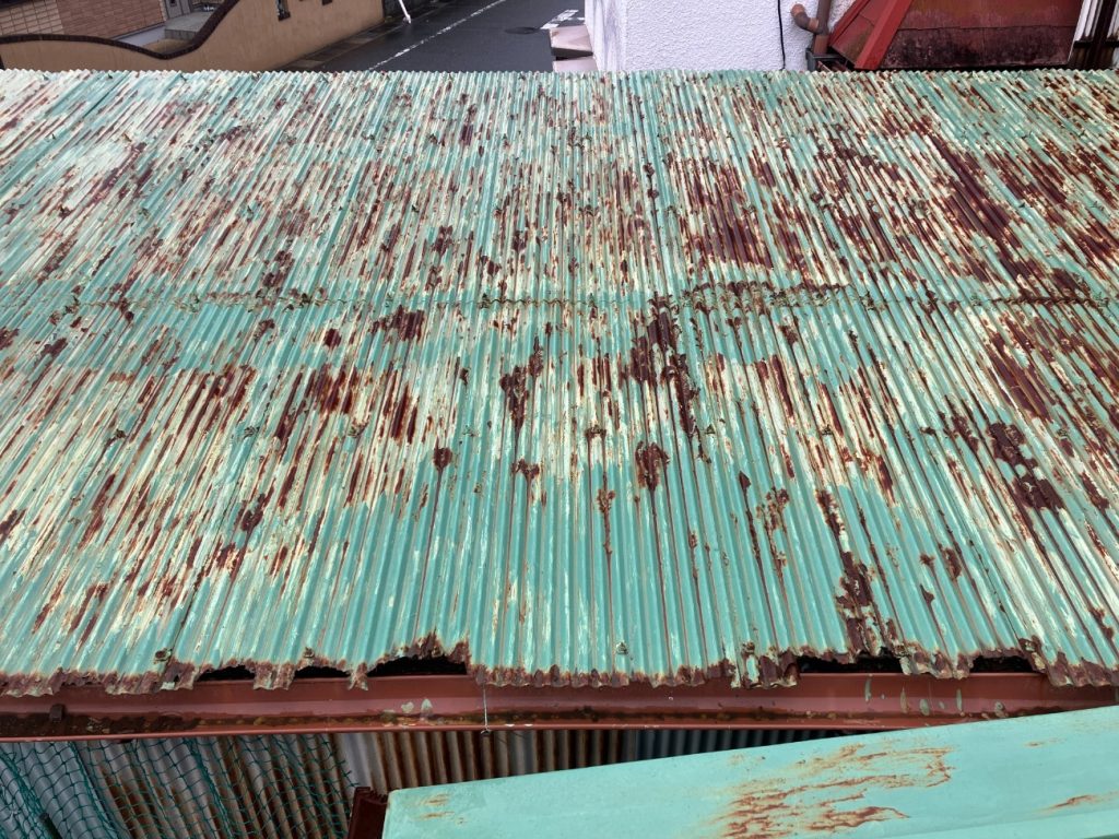 軒先が傷んだ波トタン