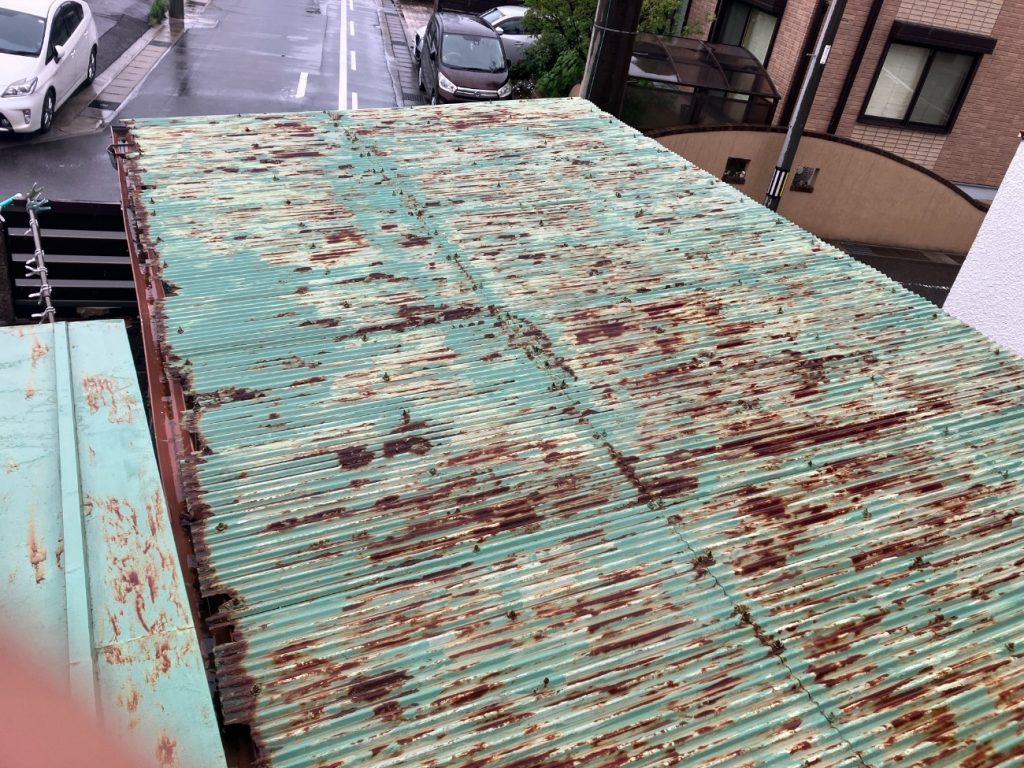 腐食した波トタン屋根全景