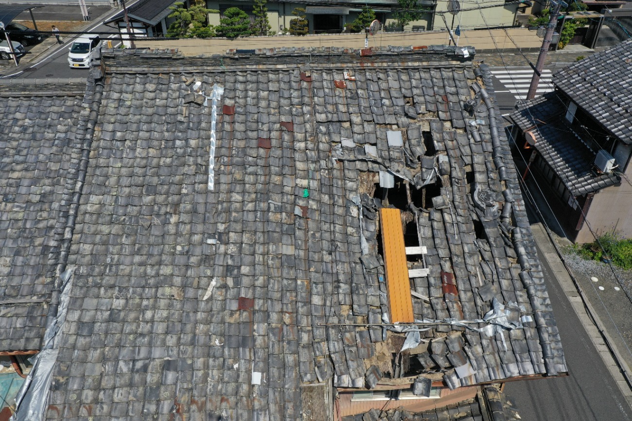 屋根全体に広がる瓦の乱れと大きな欠損