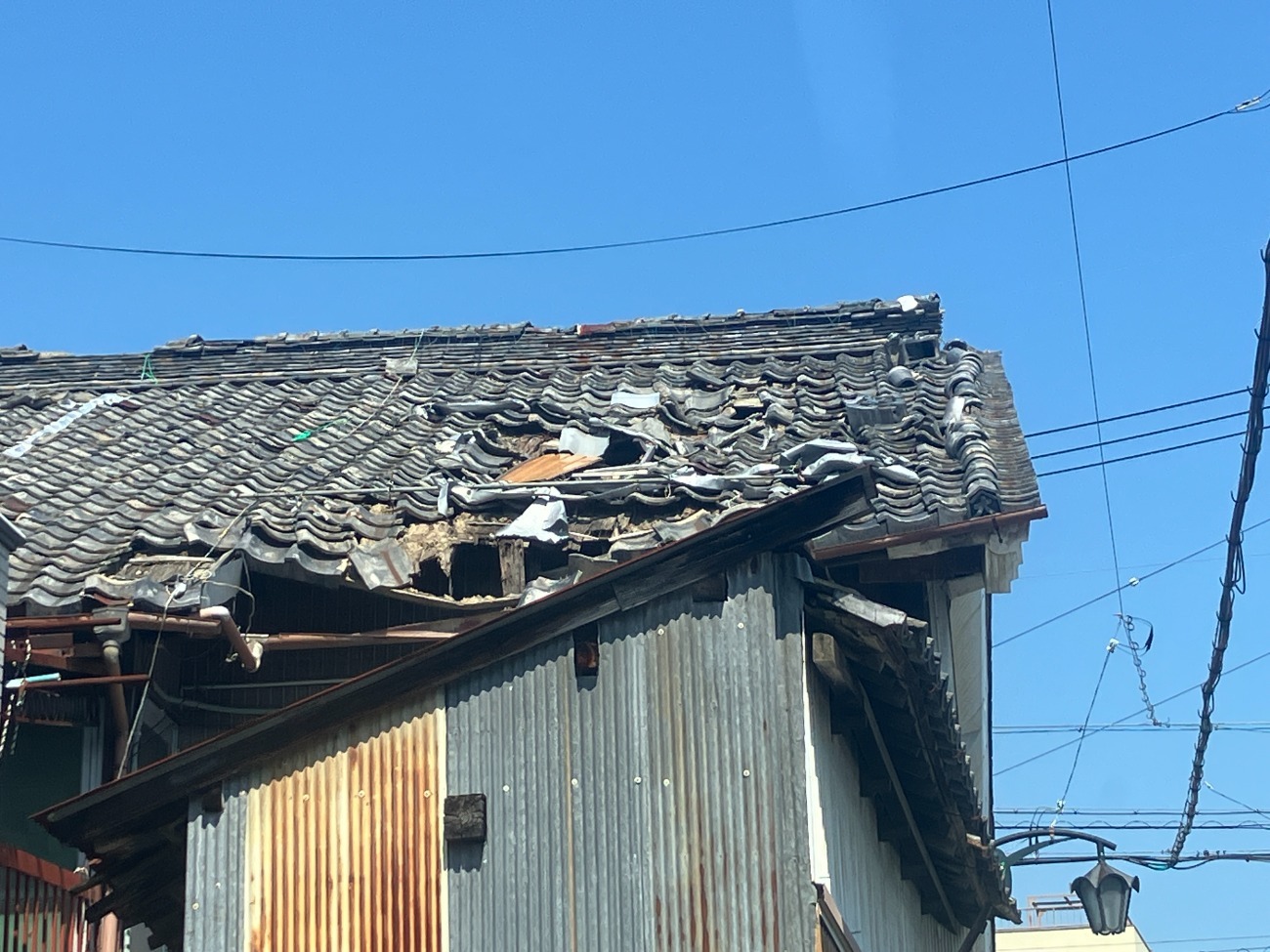 軒先付近の崩れが目立ち、落下リスクが高い状態
