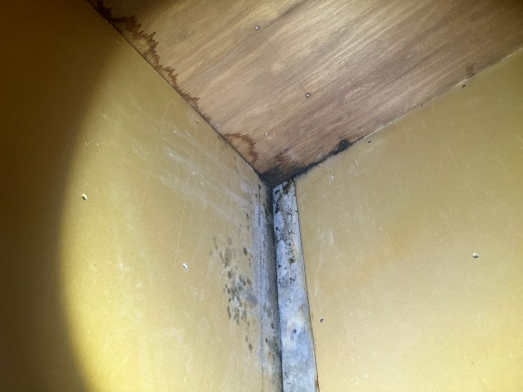 押し入れ角の漏水跡