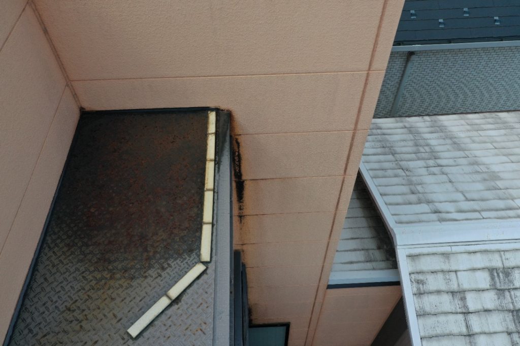 外壁際の雨だれ跡