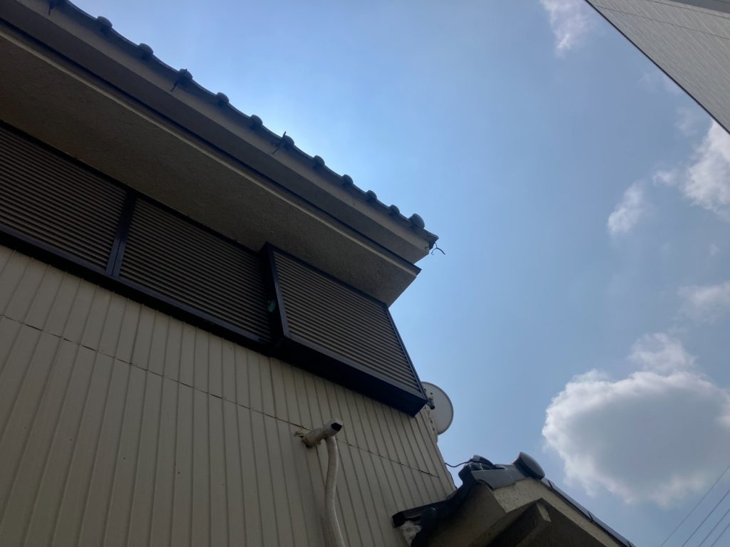端部の外れた軒先