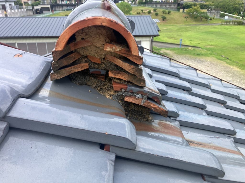漆喰剥がれた棟端部