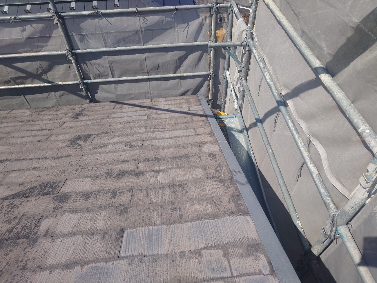 ケラバ付近の傷みと屋根面のムラ