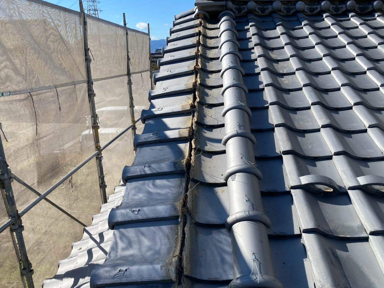 棟際の漆喰補修を段階的に施工