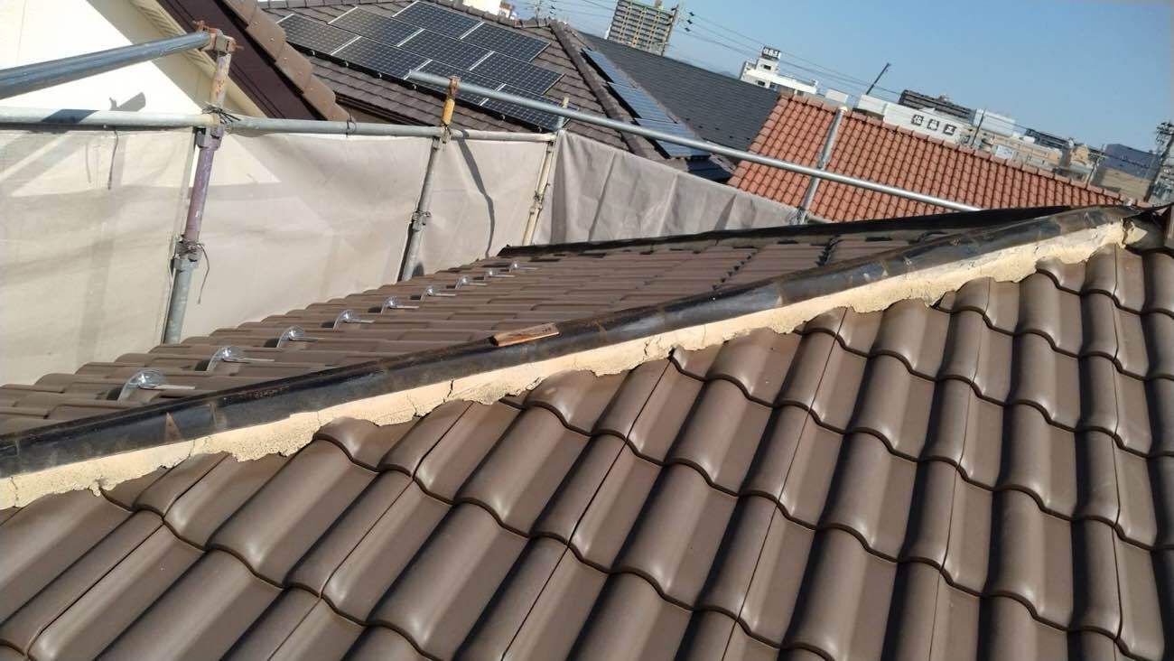 施工前：棟の漆喰が連続して傷んだ状態