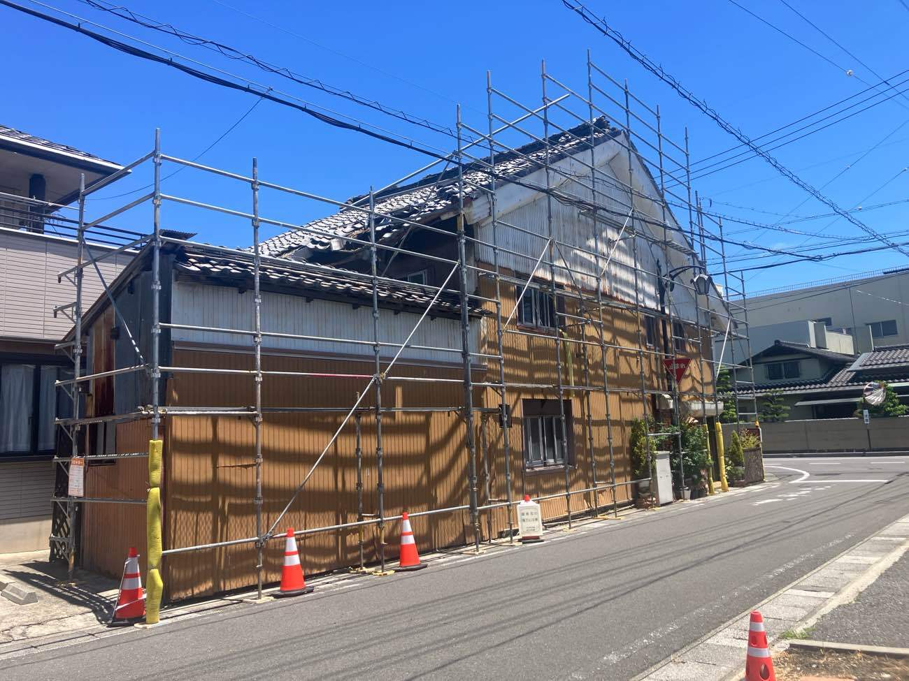足場の設置と安全動線の確保