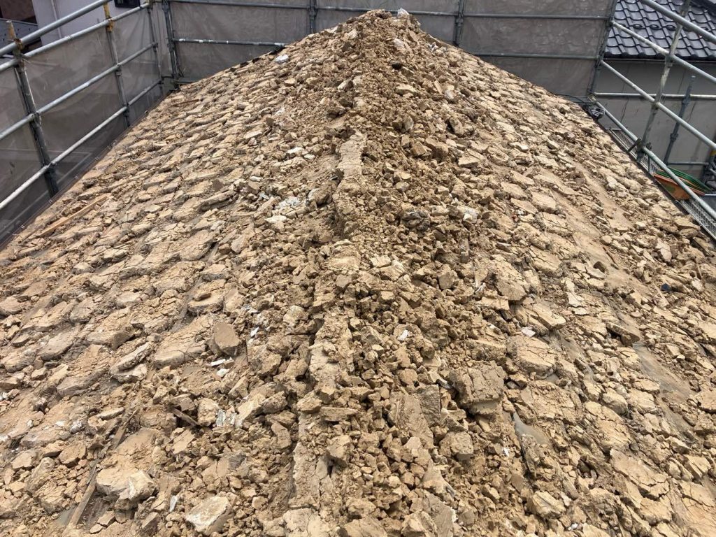 撤去後の大量の葺き土