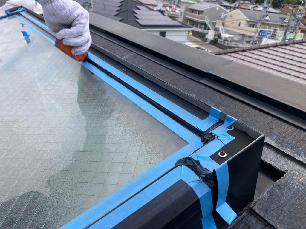 ヘラで均す仕上げ作業