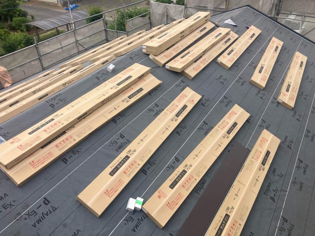 屋根材搬入後の屋根