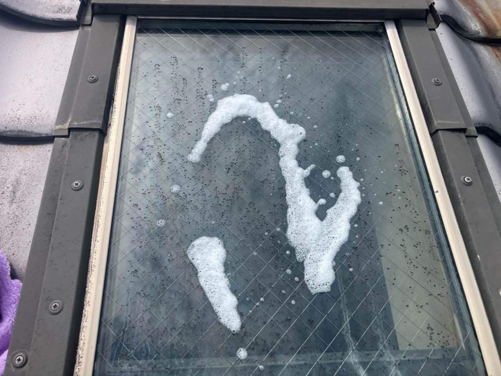 ガラス面の洗浄作業