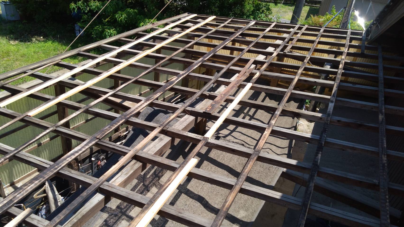 既存波板の撤去と下地のチェック