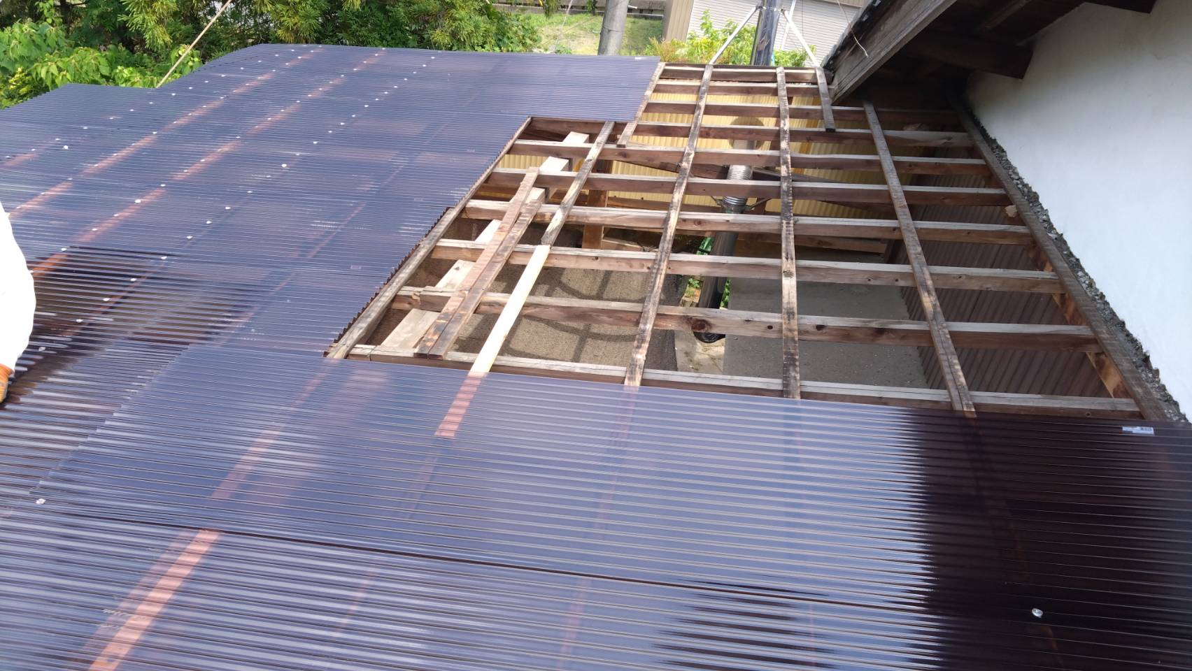 波板の固定と仕上げ