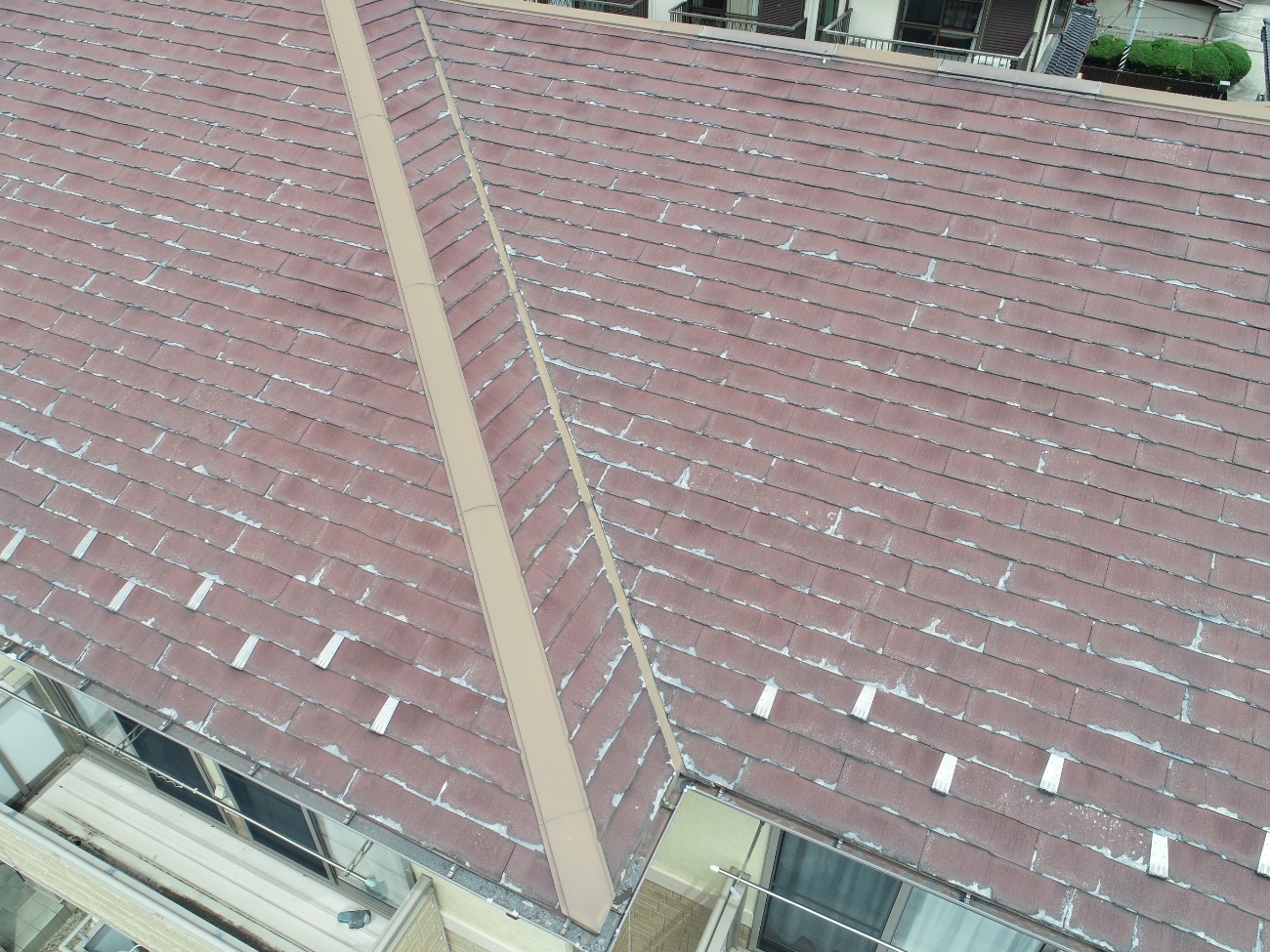 軒先のスレートの白化と退色