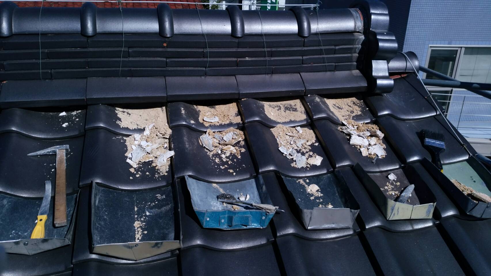 古い漆喰の撤去作業