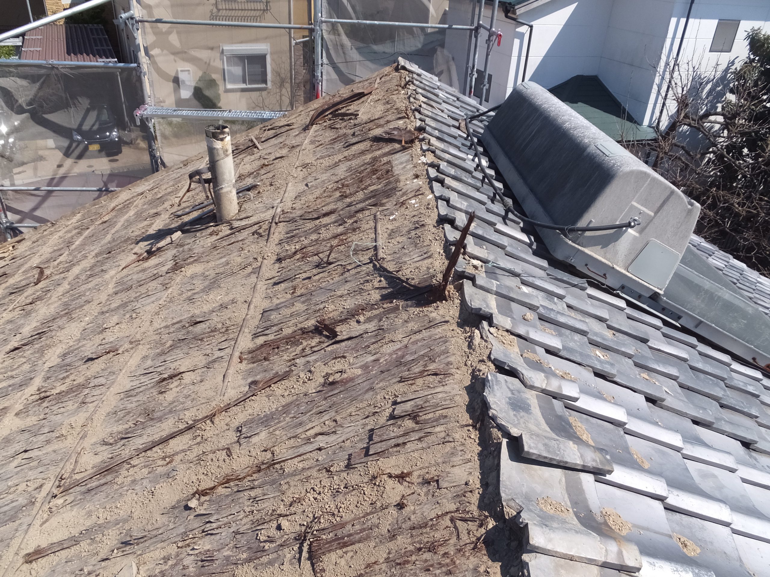 土と古い下地材の撤去