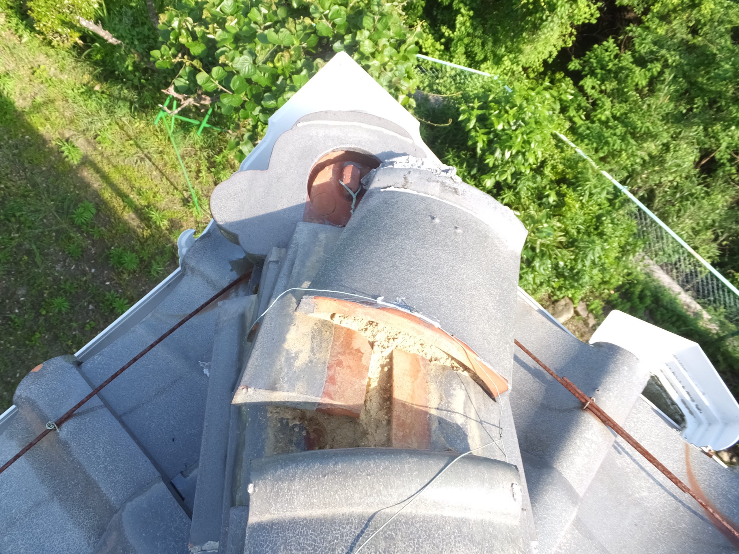 崩れた棟瓦の状態（3枚目）