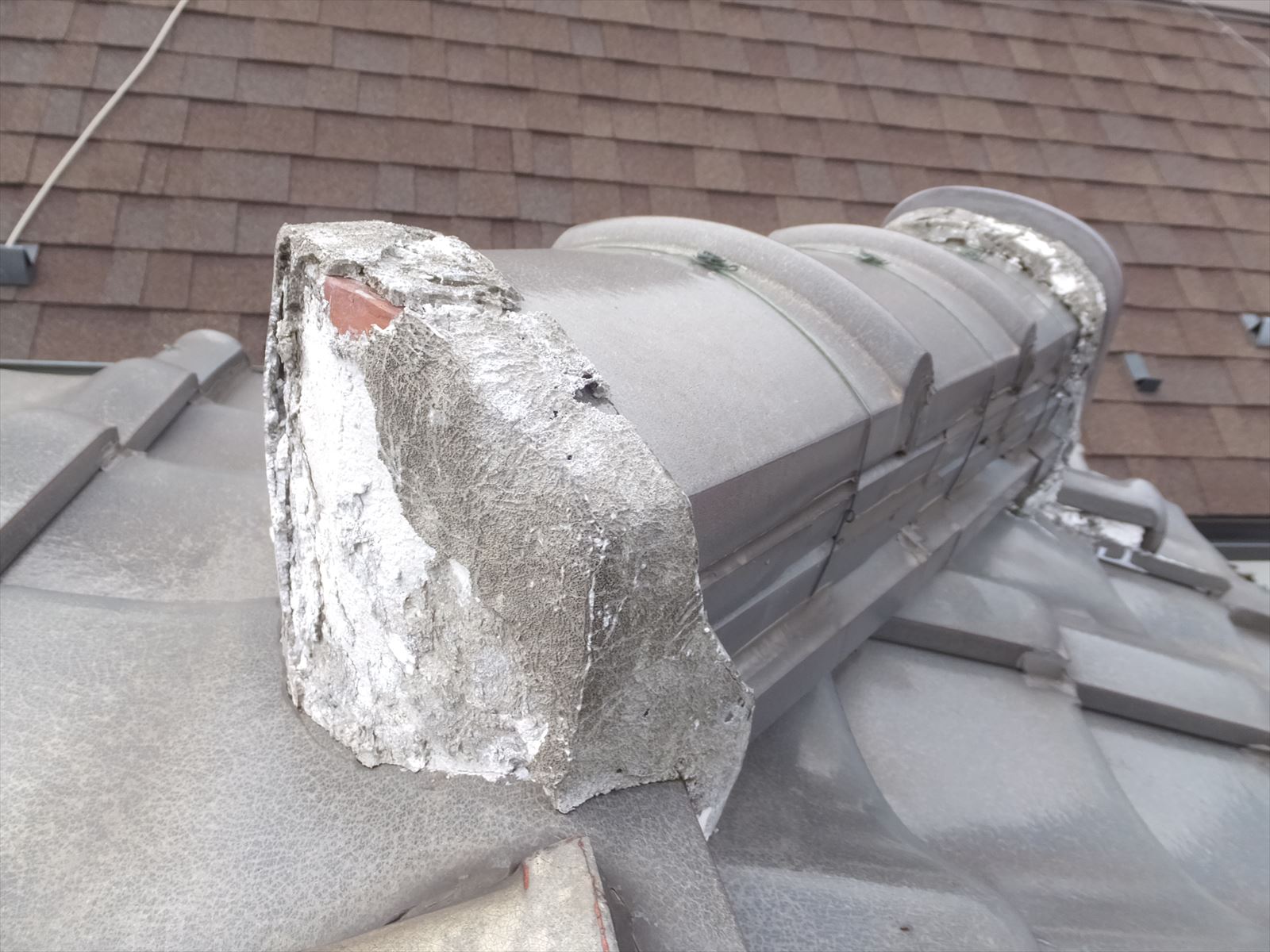 棟端部の大きな欠け