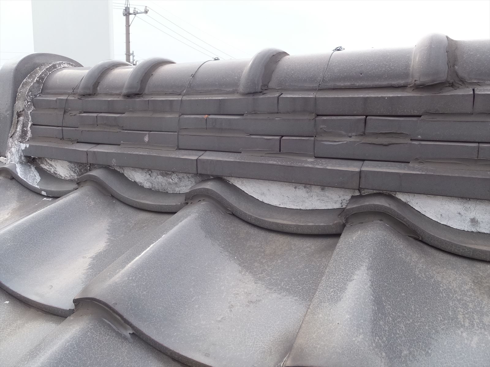 屋根漆喰補修工事　施工前の劣化状況