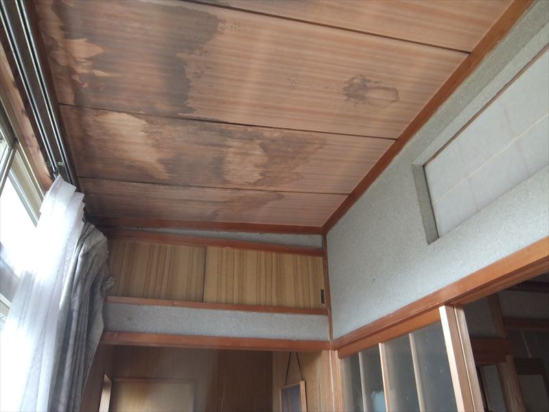大垣市で瓦棒屋根からの雨漏り調査、天井の雨染みと取合い劣化・穴あきを確認