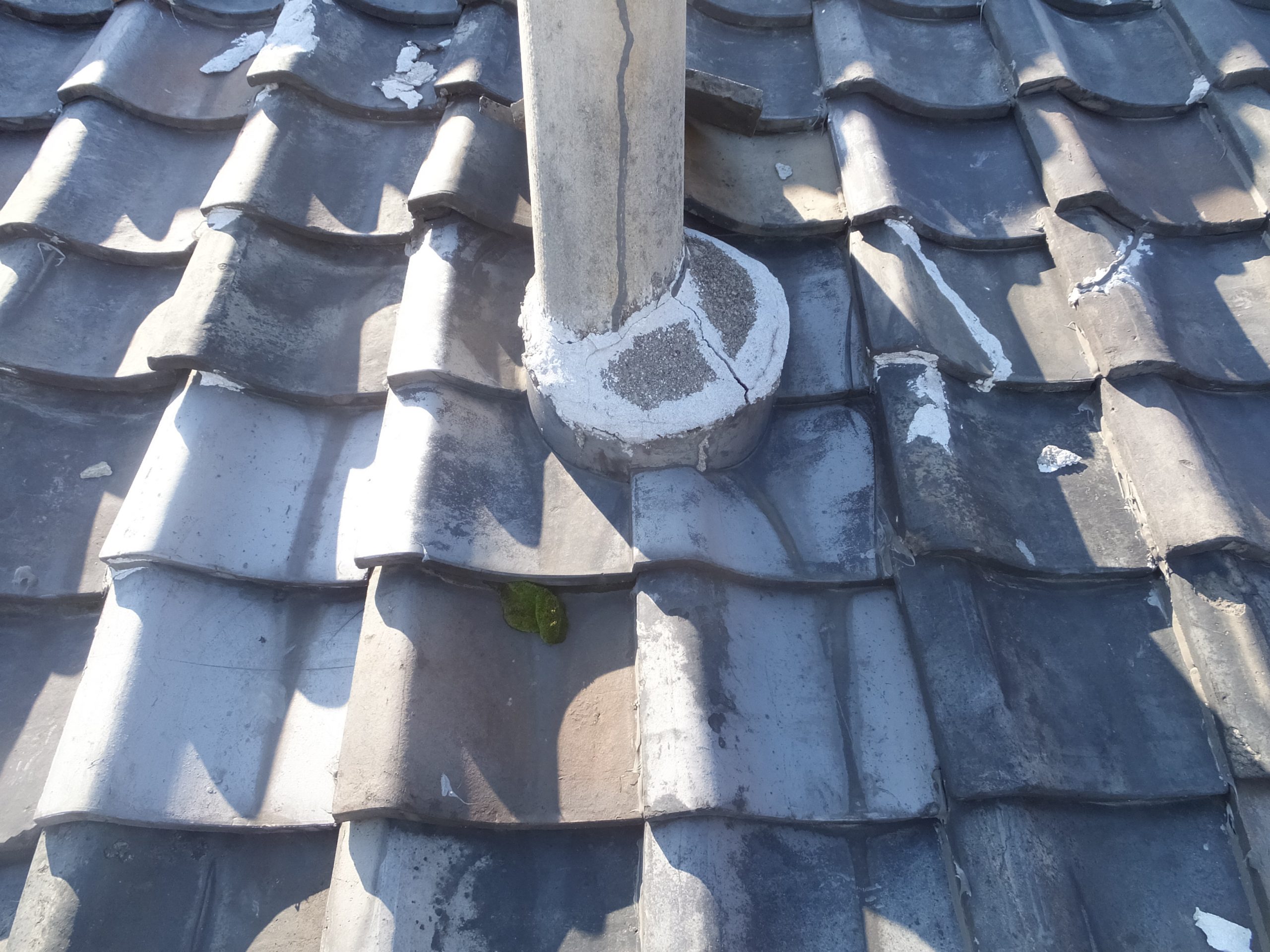 煙突周りの瓦の隙間
