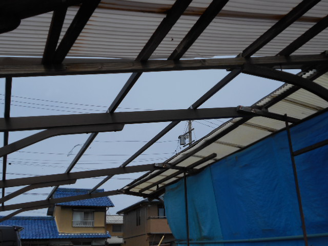 大垣市でカーポート屋根の点検調査を行いました。