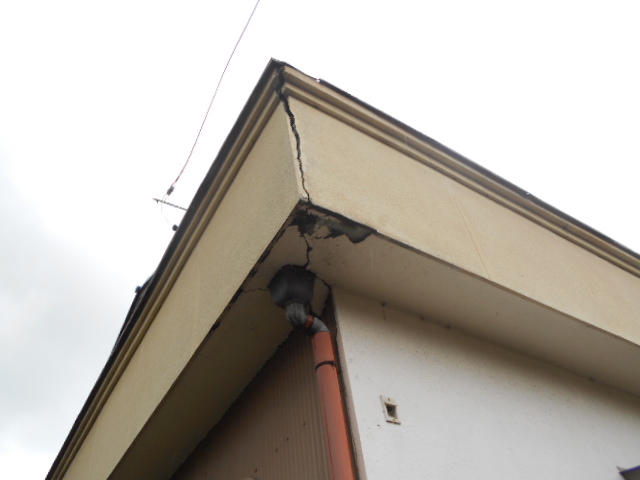 大垣市 モルタル外壁に隙間があります 雨が侵入しているので心配です 雨漏り調査 岐阜で屋根リフォーム 雨漏り修理なら街の屋根やさん岐阜店へ