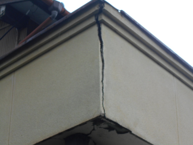大垣市 モルタル外壁に隙間があります 雨が侵入しているので心配です 雨漏り調査 岐阜で屋根リフォーム 雨漏り修理なら街の屋根やさん岐阜店へ