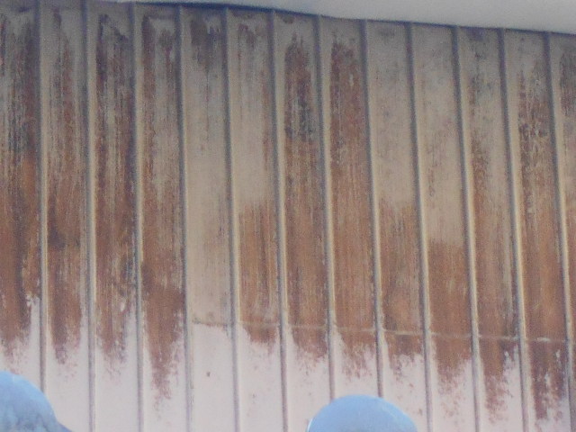 大垣市　外壁リブ波化粧鋼板の表面が白亜化、軒天ベニヤの単板の剥がれ・塗装か張替か