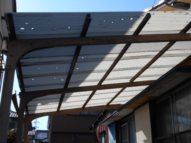 大垣市　塩ビ波板屋根が劣化して穴があいています・ポリカ波板に張り替えの提案