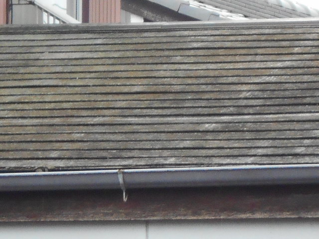 大垣市　カラーベスト屋根の表面が色褪せて地肌が出ています。屋根塗装メンテナンス