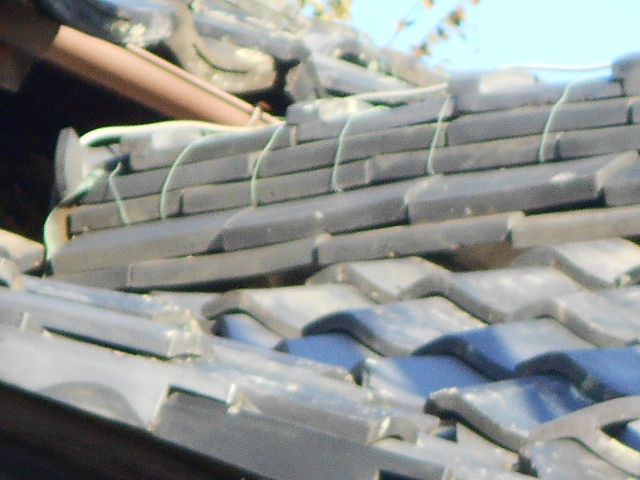 大垣市　屋根の三日月漆喰が剥がれて中の土が流れています　屋根無料調査
