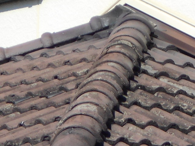 大垣市　モニエル瓦の表面が剝がれてコンクリートの地肌が出ていました。屋根無料調査