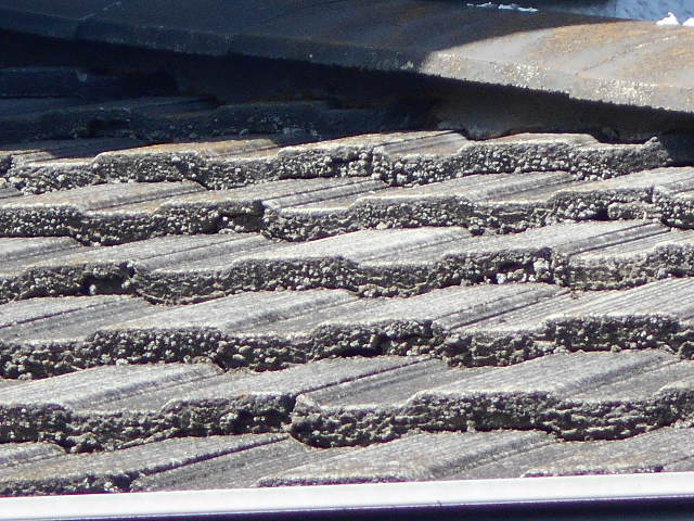大垣市　モニエル瓦屋根の表面が剥がれ素地が出ています。屋根無料調査