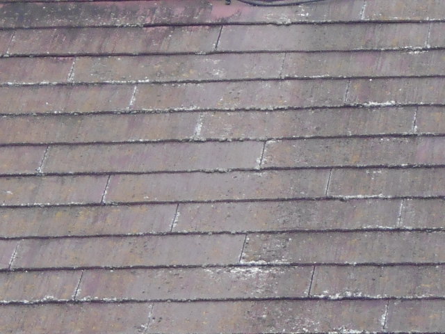 大垣市　カラーベスト屋根の表面が剝がれて素地が出ています。屋根無料調査