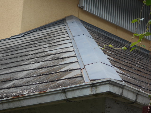 大垣市　カラーベスト屋根が色褪せてジョイント部分に雨水が垂れたシミがわかります。屋根無料調査