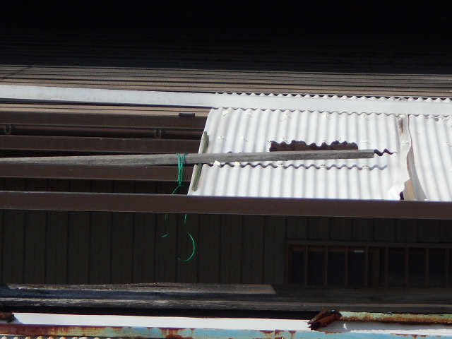 大垣市　車庫の塩ビ波板屋根が強雨風でバタバタしています。屋根無料調査